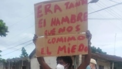 Juan Enrique Pérez Sánchez sostiene un cartel que reza: "Era tanta el hambre que nos comimos el miedo", en la manifestación del 11 de julio de 2021, en Nueva Paz, Mayabeque.