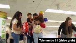 Una familia de cubanos llega a Miami bajo el programa de parole humanitario. (Archivo. Captura de video/Telemundo 51)