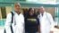 Los médicos cubanos secuestrados en Kenya, Assel Herrera (izq) y Landy Rodríguez (der.), al centro una persona sin identificar. (Facebook).