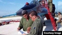 El piloto Luis Raúl González-Pardo Rodríguez (izq.), de 64 años, fue acusado por presunto fraude y uso indebido de documentos migratorios.