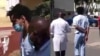 Luis Manuel Otero Alcántara caminando por las calles interiores del hospital Calixto García junto al médico que lo atiende, según muestra un video publicado por el régimen cubano.