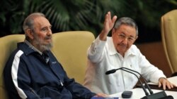 Fidel Castro junto a su hermano Raúl en La Habana, en abril de 2011. (Archivo)