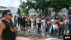 Seguidores del músico cubano José Manuel Carbajal, conocido como El Taiger, asisten a un funeral con sus cenizas en La Habana el 25 de octubre de 2024. (Foto de YAMIL LAGE / AFP)