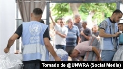 Empleados de la agencia UNRWA distribuyen ayuda. EEUU considera que esta entidad funciona como "una filial de Hamás que fue cómplice de las atrocidades del 7 de octubre".
