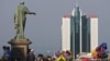 Habitantes se reúnen alrededor del monumento del Duque de Richelieu en Odesa (Ucrania).