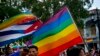 Activistas de la comunidad LGBTIQ en Cuba durante una marcha espontánea contra la homofobia el 11 de mayo de 2019. (AP Photo/Ramón Espinosa).