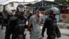 Un hombre es detenido durante una manifestación contra el gobierno de Miguel Díaz-Canel en La Güinera, La Habana, el 12 de julio de 2021. -(YAMIL LAGE / AFP)