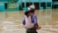 Un hombre lleva a su nieta en la espalda en un área inundada en la zona de Feni, Bangladesh. REUTERS/Mohammad Ponir Hossain