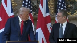 El presidente Trump participa en una conferencia de prensa con el primer ministro Keir Starmer.