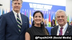 La activista cubana Rosa María Payá junto al subsecretario de Estado Christopher Landau (izq.) y el alto funcionario del Buró de Asuntos del Hemisferio Occidental, Michael Kozak. 