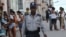 El agente de la policía Marcos López en una calle de La Habana. 