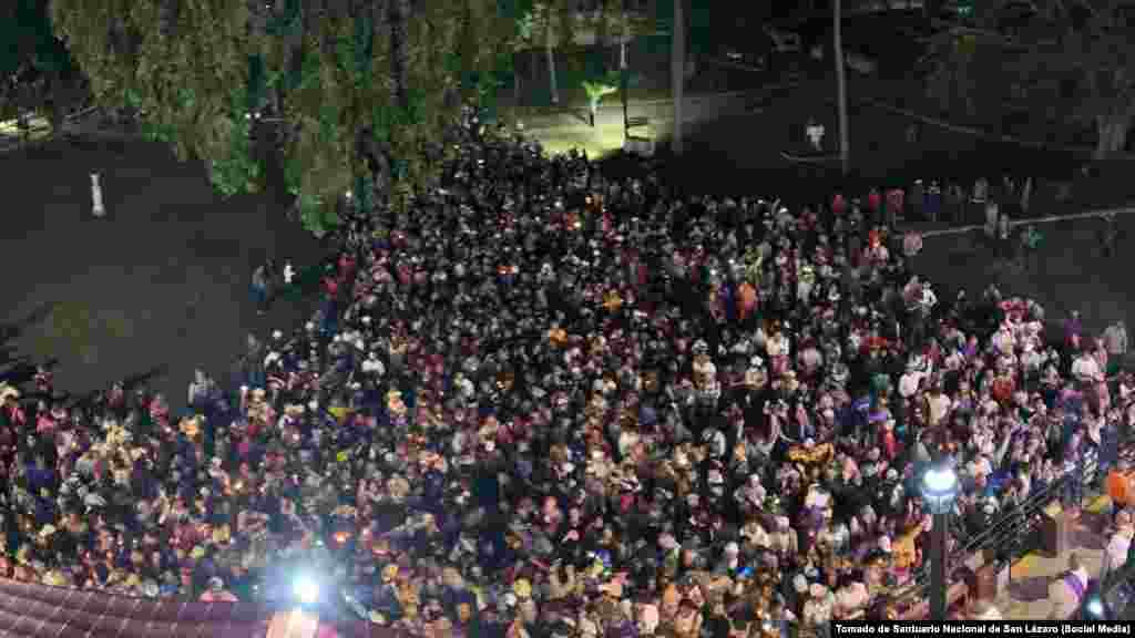 Fieles se congregan en "El Rincón" de San Lázaro, en La Habana, como cada 17 de diciembre. Creyentes católicos y de la santería adoran a San Lázaro/Babalú Ayé, piden por su salud y le cumplen las promesas al santo milagroso. 