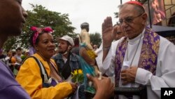 El Cardenal Juan de la Caridad García bendice a los peregrinos en El Rincón, Cuba, el 16 de diciembre de 2023.