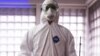 Doctor usando un traje para protegerse de pacientes con coronavirus