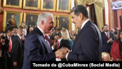 Díaz-Canel felicita a Maduro el día en que juró su último mandato, el 10 de enero de 2025, en el Palacio Federal Legislativo en Caracas.