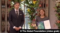Ana Corina Sosa, hija de María Corina Machado, recibe el diploma y la medalla del Premio Nobel de la Paz en su nombre. 