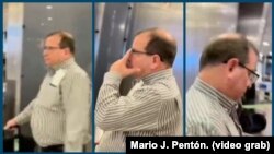 El exespía cubano Fernando González, en el Aeropuerto Internacional de Barajas, Madrid.