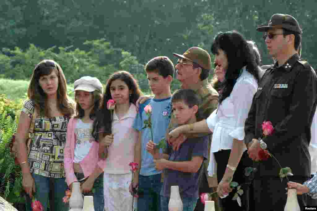 La familia de Raúl Castro en los funerales de Vilma Espín en Mayarí en junio de 2007. REUTERS/MINFAR/Handout 