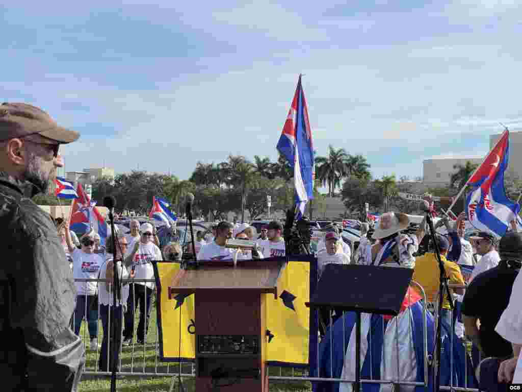 La Asamblea de la Resistencia Cubana encabeza una caravana de carros, desde el Cuban Memorial en el Tamiami Park, en Miami, para solidarizarse con las marchas cívicas en Cuba.