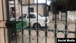 Una patrulla de la policía vigila la vivienda de un activista en La Habana. (Archivo)