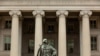 Entrada al edificio del Departamento del Tesoro en Washington, D.C., con la estatua de Albert Gallatin, ex Secretario del Tesoro.