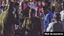 El exgobernante cubano Raúl Castro aparece en el acto por el 26 de julio, en Ciego de Ávila, custodiado por su nieto, Raúl Guillermo Rodríguez Castro, alias "El Cangrejo".