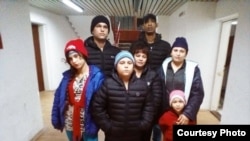 FOTO ARCHIVO. Roberto L. Beltrán (detrás a la izquierda), uno de varios cubanos a la espera de refugio en Serbia.