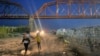 Migrantes caminan después de cruzar el Río Grande en la frontera entre Estados Unidos y México en Eagle Pass, Texas, el 22 de septiembre de 2023. (Foto de Paula RAMON / AFP)