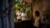 Estudiantes de medicina visitan a una paciente en San José de las Lajas.AP Photo / Ramon Espinosa
