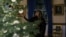 La primera dama Melania Trump admira la decoración de Navidad en uno de los salones de la Casa Blanca. 