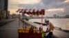 Un vendedor de granizado espera clientes en el Malecón de La Habana. (AP/Ramón Espinosa/Archivo)