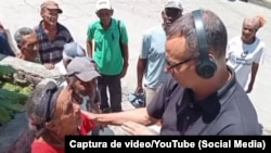 José Daniel Ferrer conversa con las personas que acuden a la sede de UNPACU en busca de ayuda. (Captura de video/YouTube)