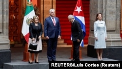El presidente de México, Andrés Manuel López Obrador y su esposa Beatriz Gutiérrez Muller, y Miguel Díaz-Canel y su esposa Lis Cuesta Peraza.