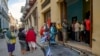 Cubanos hacen cola para comprar alimentos en una bodega en La Habana. (Archivo/Yamil Lage/AFP)